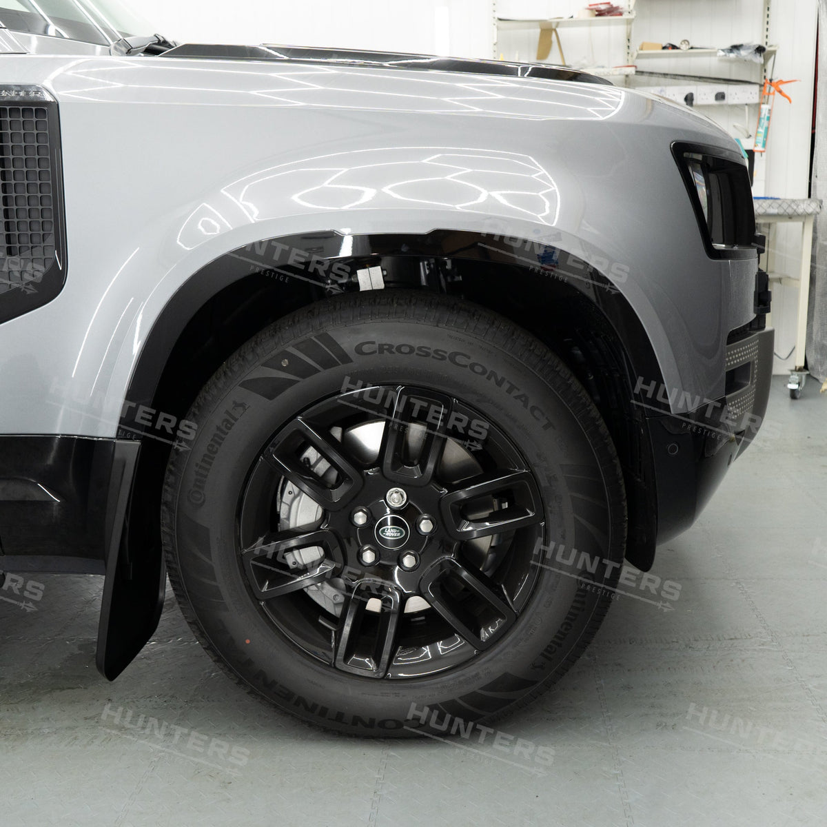 Genuine standard-width gloss black arch fitted to a Defender L663